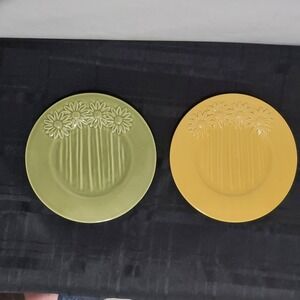 Pottery by KATHY 8" Flower Plates 1‎ yellow, 1 green